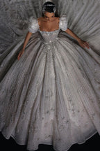 Precioso vestido de novia princesa de corte A con mangas cortas y encaje.