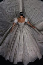 Precioso vestido de novia princesa de corte A con mangas cortas y encaje.