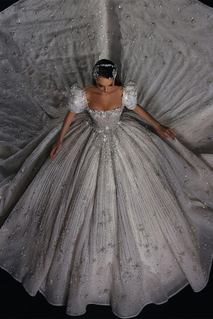 Precioso vestido de novia princesa de corte A con mangas cortas y encaje.