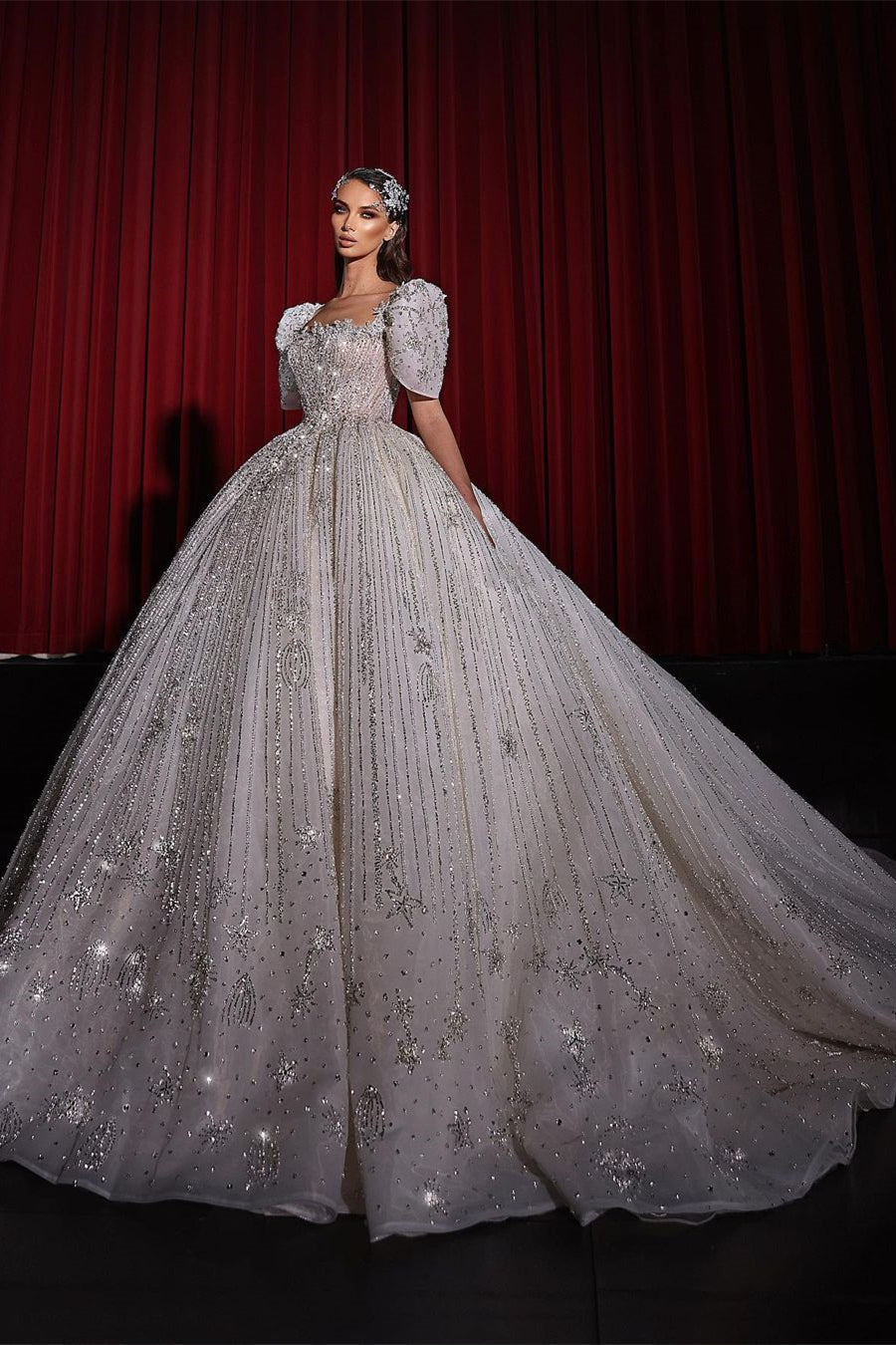 Precioso vestido de novia princesa de corte A con mangas cortas y encaje.