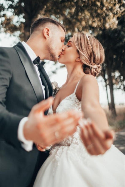 Gorgeous Princess V-neck A-line Wedding Dress With Lace