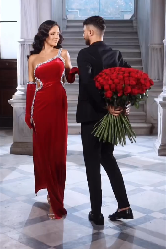 Wunderschönes rotes Meerjungfrau-Ballkleid mit Pailletten und Seitenschlitz