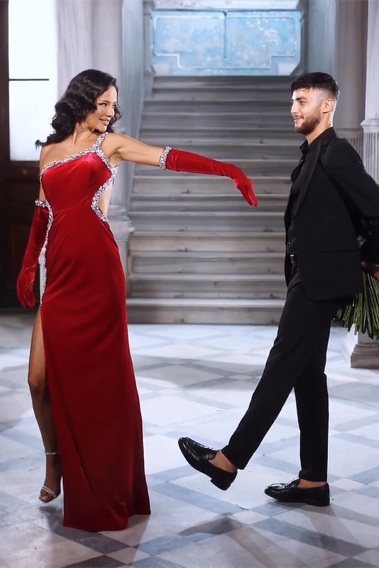 Wunderschönes rotes Meerjungfrau-Ballkleid mit Pailletten und Seitenschlitz
