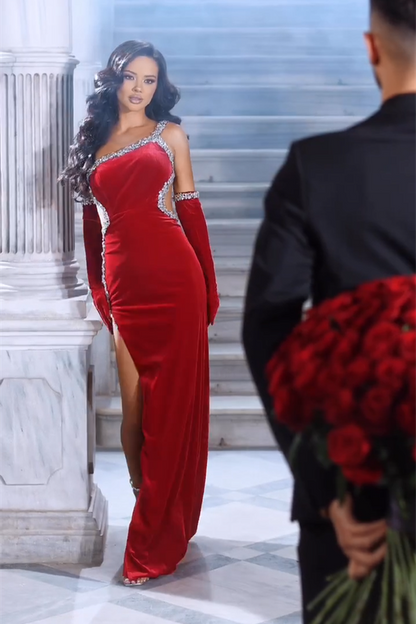 Hermoso vestido de fiesta de sirena con tirantes rojos, lentejuelas y abertura lateral