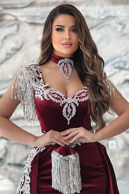 Hermosos vestidos de fiesta rojos con escote en forma de corazón, apliques de columna, sin mangas, abertura frontal, largo hasta el suelo y cola