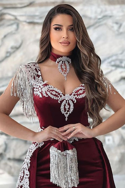 Hermosos vestidos de fiesta rojos con escote en forma de corazón, apliques de columna, sin mangas, abertura frontal, largo hasta el suelo y cola