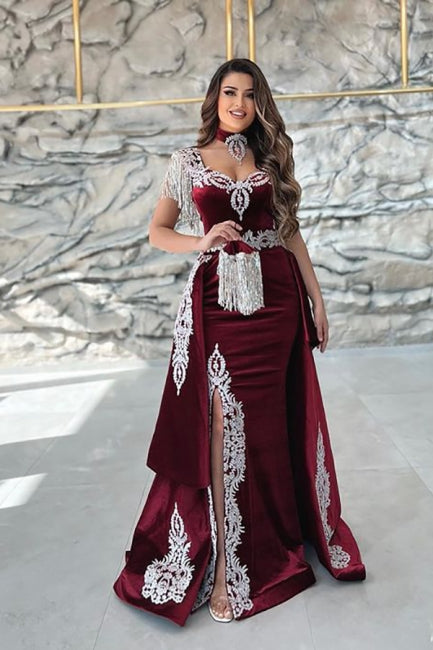 Hermosos vestidos de fiesta rojos con escote en forma de corazón, apliques de columna, sin mangas, abertura frontal, largo hasta el suelo y cola