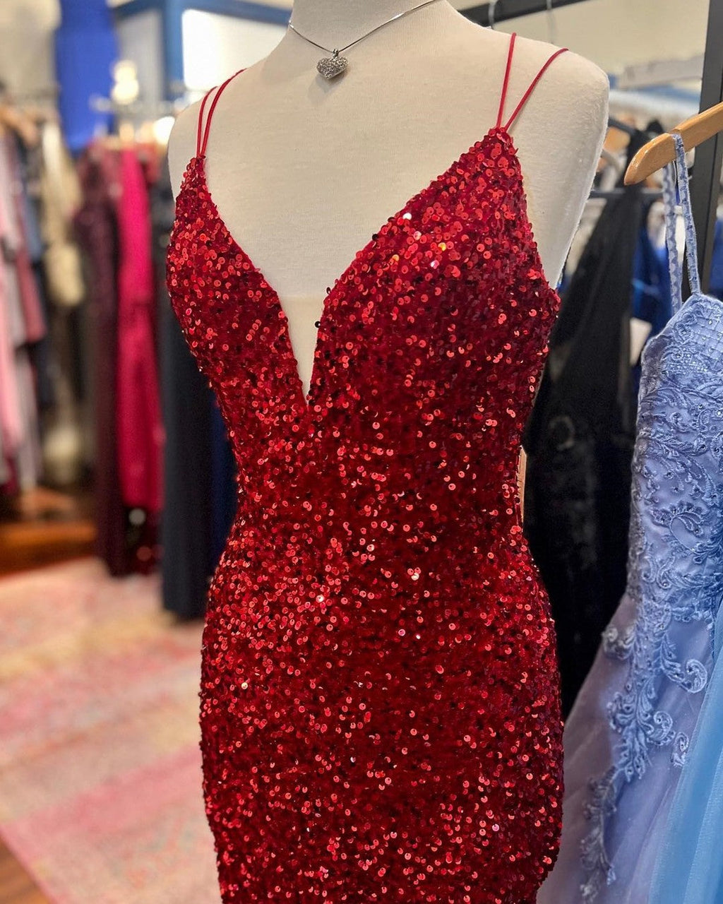 Hermoso vestido de fiesta ajustado con escote en V, tirantes finos y lentejuelas