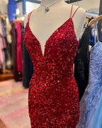 Hermoso vestido de fiesta ajustado con escote en V, tirantes finos y lentejuelas