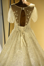 Precioso vestido de novia de princesa color marfil con tul y encaje de manga corta