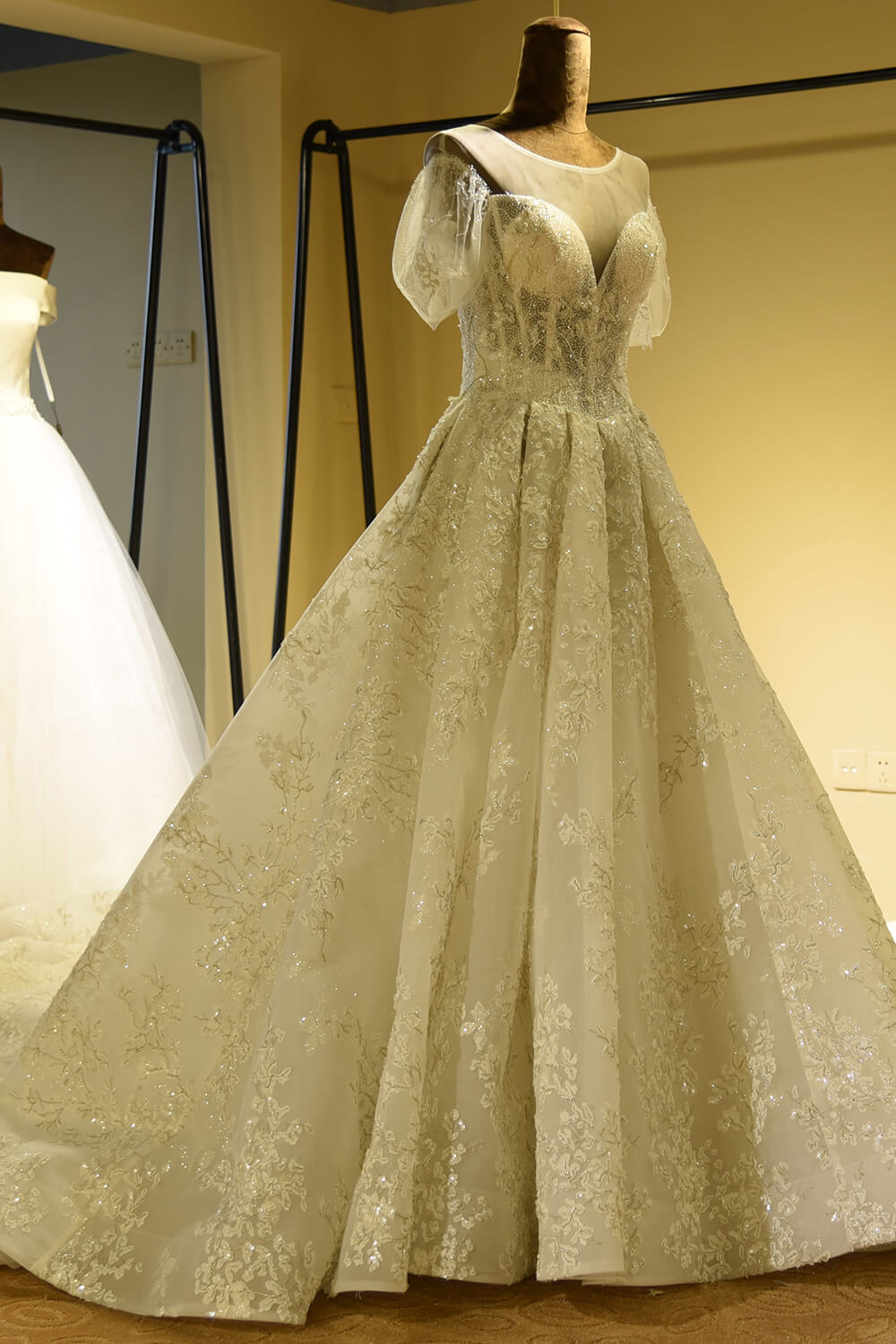 Precioso vestido de novia de princesa color marfil con tul y encaje de manga corta