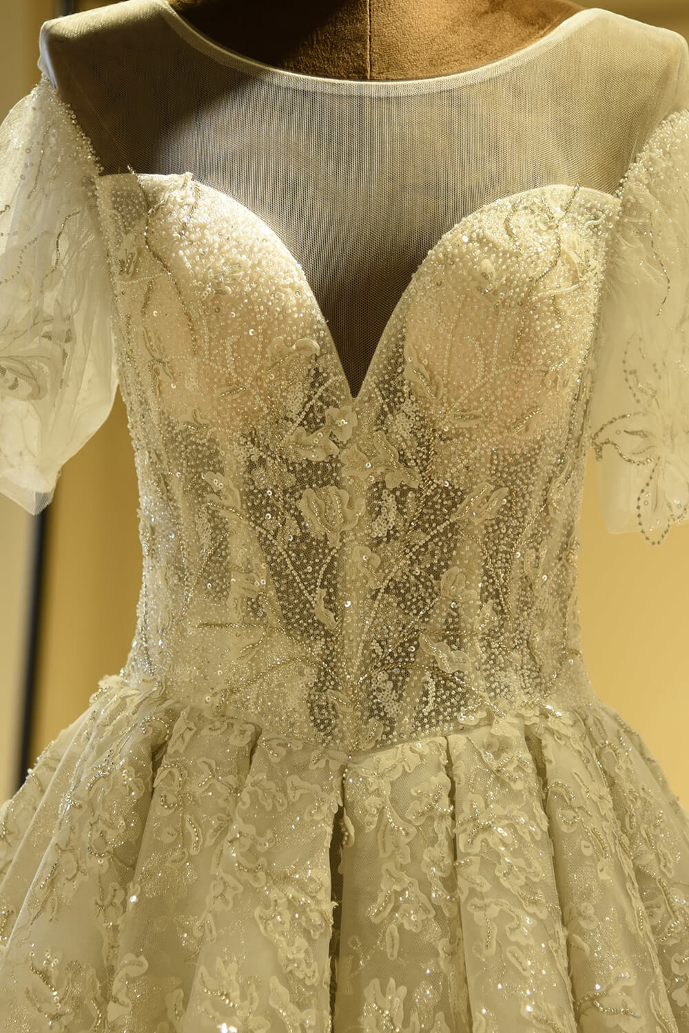 Precioso vestido de novia de princesa color marfil con tul y encaje de manga corta