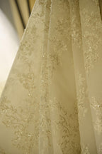 Precioso vestido de novia de princesa color marfil con tul y encaje de manga corta