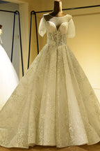 Precioso vestido de novia de princesa color marfil con tul y encaje de manga corta