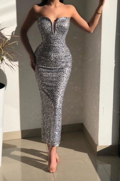 Hermosos vestidos de fiesta plateados sin tirantes, sin mangas, con sirena y brillo