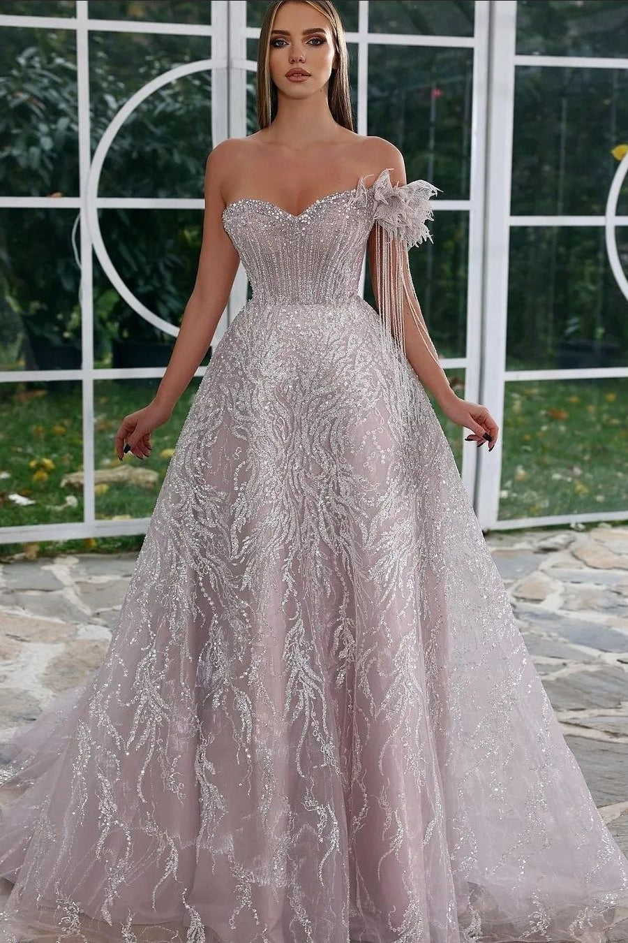 Precioso vestido de fiesta de corte A con escote en forma de corazón y hombros descubiertos con cuentas