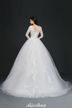 Hermosos vestidos de novia de tul con cola de corte