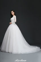 Hermosos vestidos de novia de tul con cola de corte