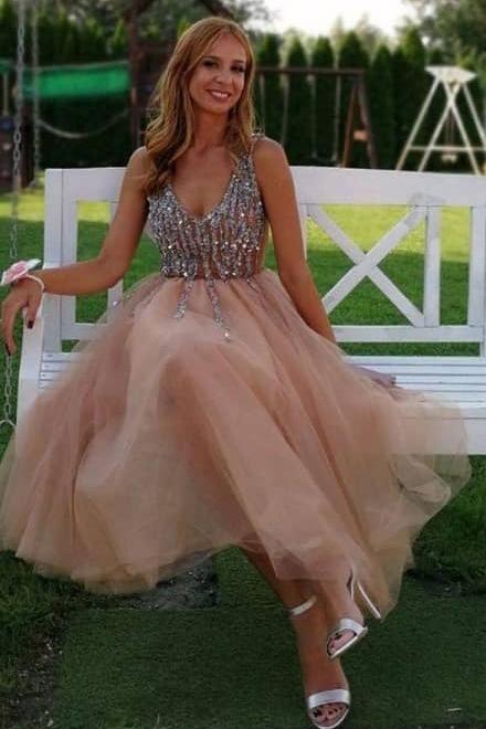 Precioso vestido de fiesta color melocotón con escote en V y perlas PD417