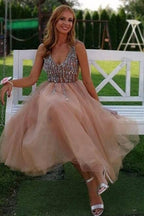 Precioso vestido de fiesta color melocotón con escote en V y perlas PD417