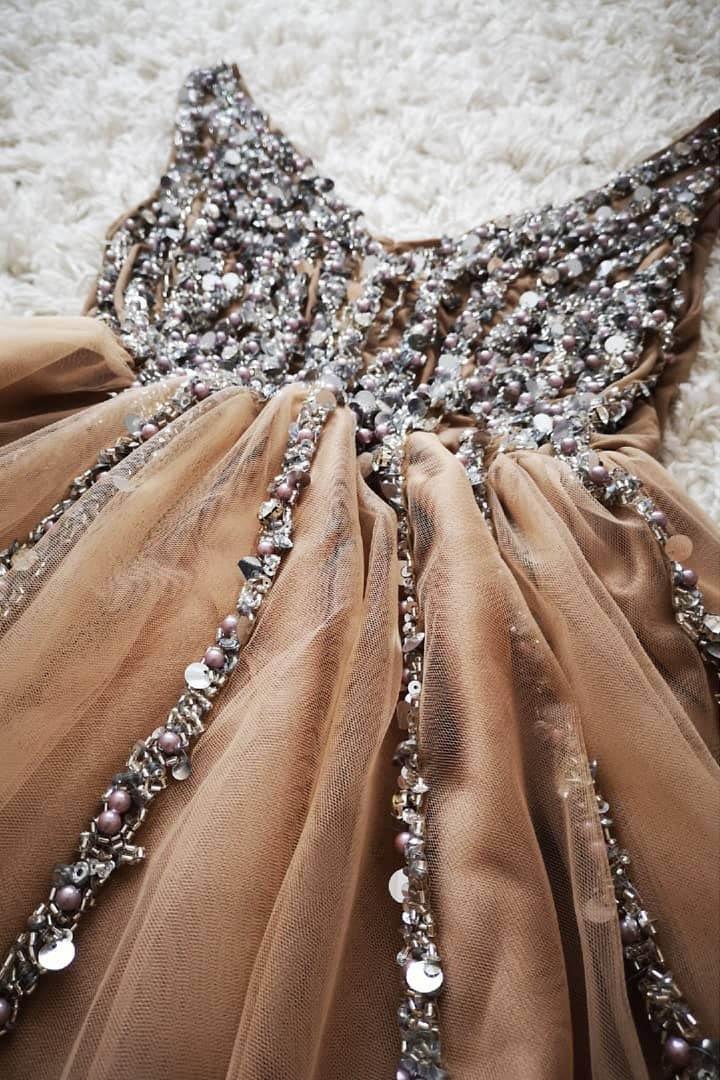 Precioso vestido de fiesta color melocotón con escote en V y perlas PD417