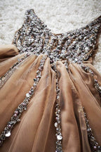 Precioso vestido de fiesta color melocotón con escote en V y perlas PD417