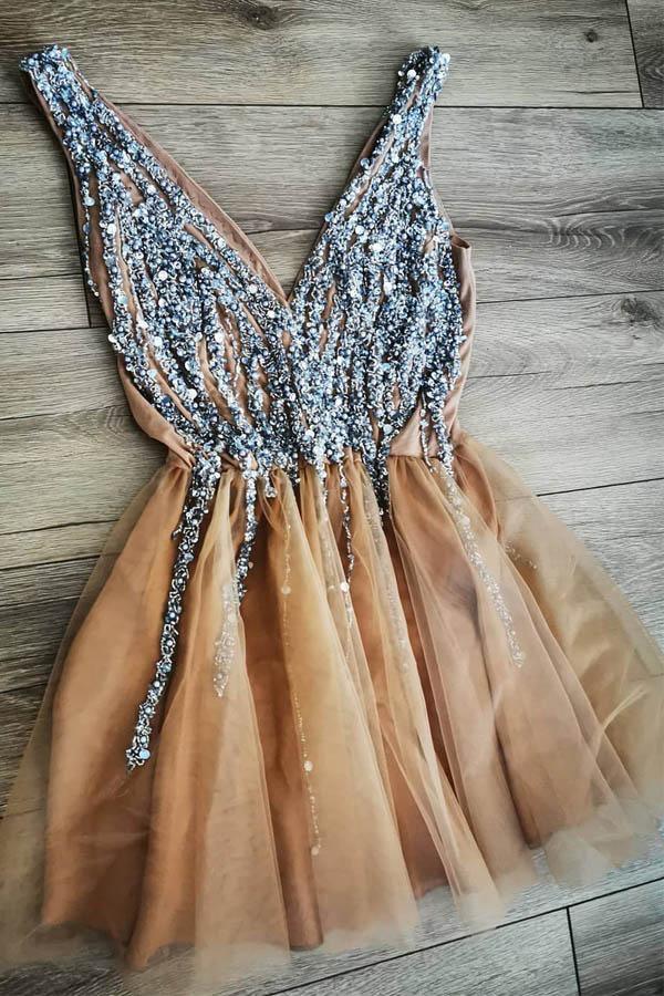 Precioso vestido de fiesta color melocotón con escote en V y perlas PD417