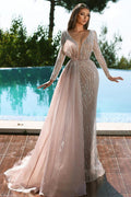 Precioso vestido de fiesta de sirena con escote en V, encaje y lentejuelas, y mangas largas.