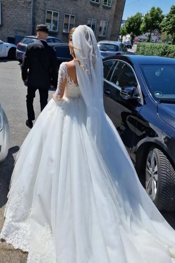 Wunderschönes langes weißes A-Linien-Brautkleid mit V-Ausschnitt und Ärmeln
