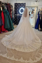 Wunderschönes langes weißes A-Linien-Brautkleid mit V-Ausschnitt und Ärmeln