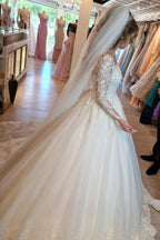 Wunderschönes langes weißes A-Linien-Brautkleid mit V-Ausschnitt und Ärmeln