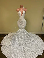 Hermoso vestido de fiesta blanco con escote en V y sin mangas, corte sirena, con encaje y flores en la parte inferior.