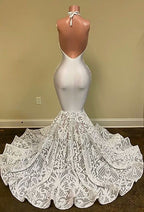 Hermoso vestido de fiesta blanco con escote en V y sin mangas, corte sirena, con encaje y flores en la parte inferior.