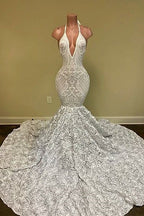 Hermoso vestido de fiesta blanco con escote en V y sin mangas, corte sirena, con encaje y flores en la parte inferior.