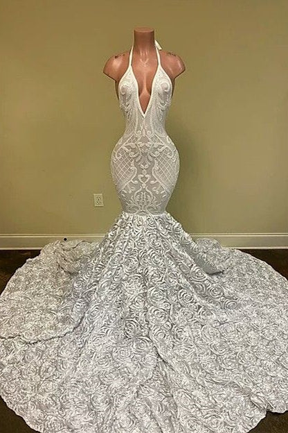 Hermoso vestido de fiesta blanco con escote en V y sin mangas, corte sirena, con encaje y flores en la parte inferior.