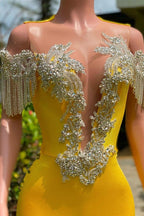 Wunderschönes langes, schulterfreies, rückenfreies Ballkleid aus Satin im Meerjungfrauenstil mit Quasten und Rüschen in Gelb