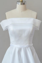 Anmutiges langes Ballkleid mit schulterfreiem Satin-Brautkleid
