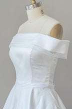Anmutiges langes Ballkleid mit schulterfreiem Satin-Brautkleid