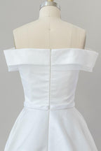 Anmutiges langes Ballkleid mit schulterfreiem Satin-Brautkleid