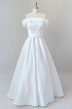 Anmutiges langes Ballkleid mit schulterfreiem Satin-Brautkleid