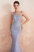 Vestido de noche elegante de sirena de tul con joya larga