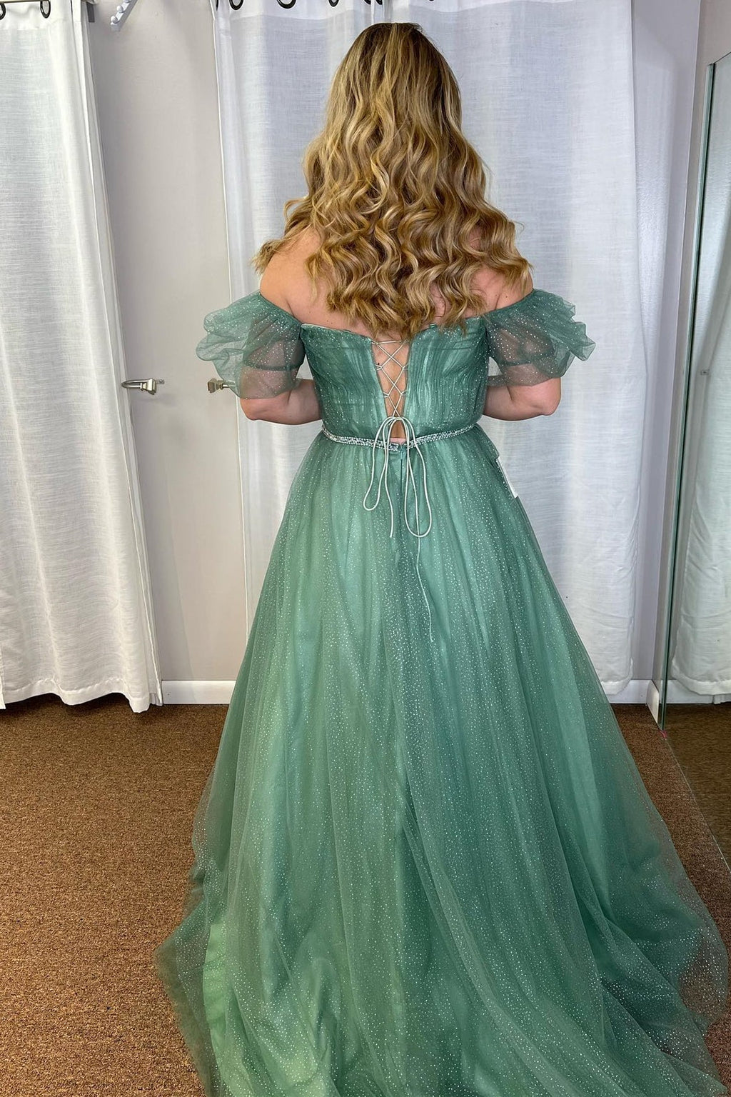 Lilyana | A-Linien-Ballkleid aus Seeglastüll mit V-Ausschnitt und schulterfreiem, langem Schnitt