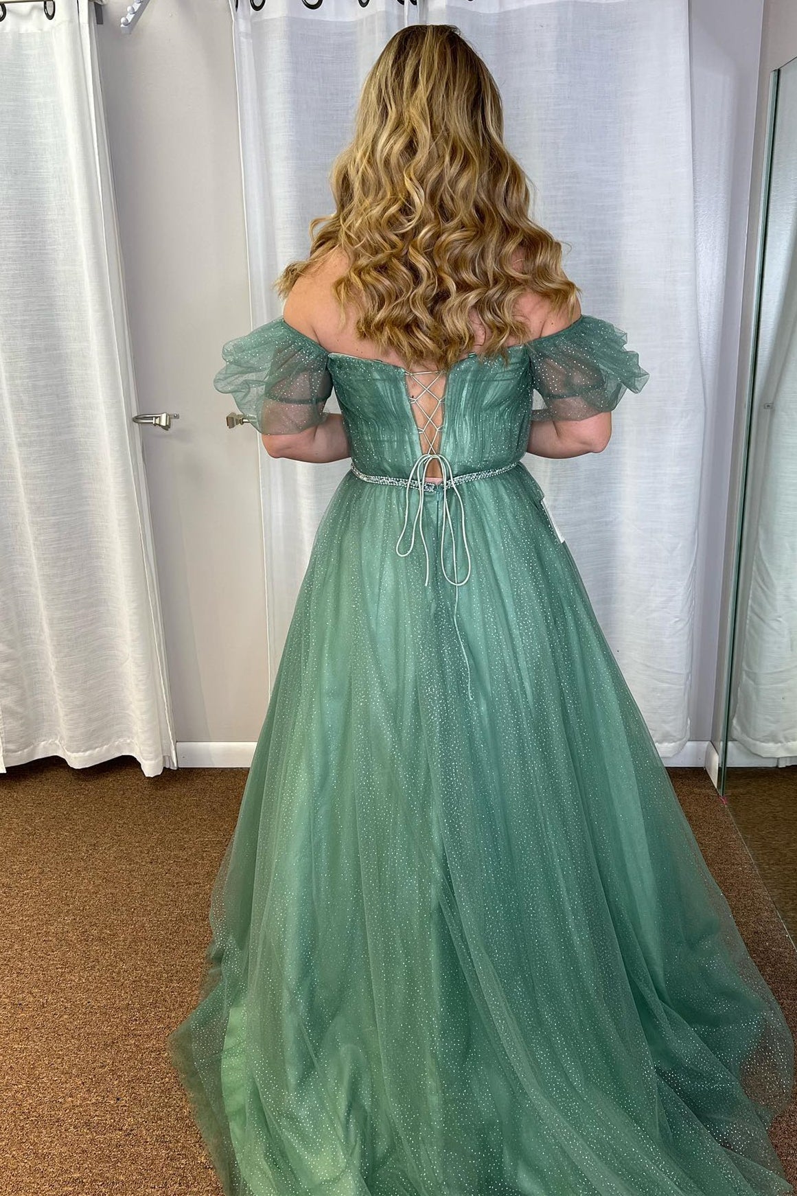 Lilyana | A-Linien-Ballkleid aus Seeglastüll mit V-Ausschnitt und schulterfreiem, langem Schnitt
