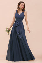 Vestido de dama de honor gris con abertura lateral, escote en V, sin mangas, largo hasta el suelo para novia