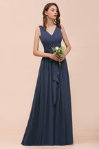 Vestido de dama de honor gris con abertura lateral, escote en V, sin mangas, largo hasta el suelo para novia