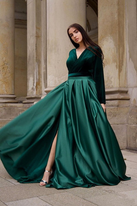 Grünes langärmliges A-Linien-Ballkleid aus Samt mit V-Ausschnitt und Schlitz