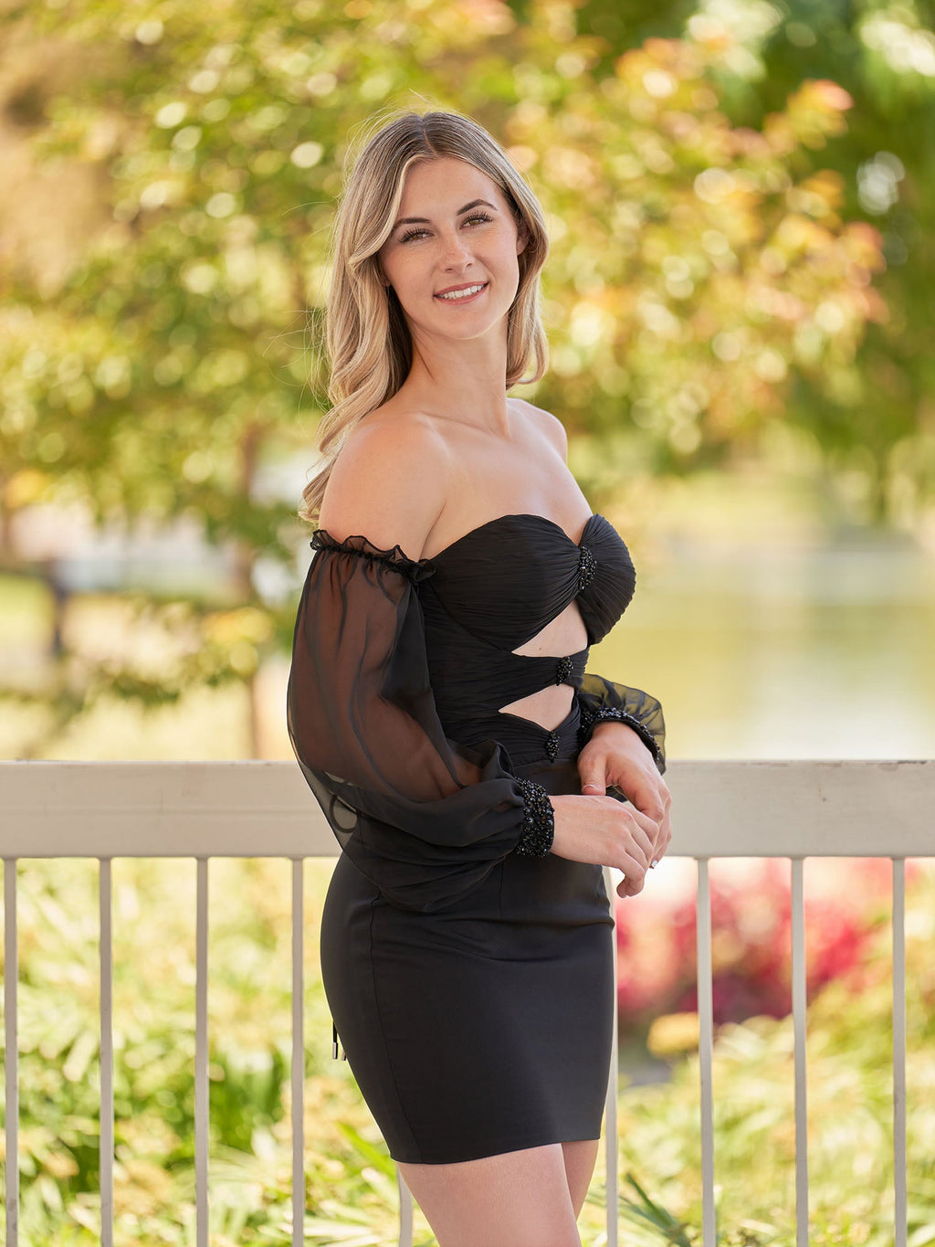Gregorita | Vestido negro corto de fiesta con escote en forma de cerradura y mangas globo.