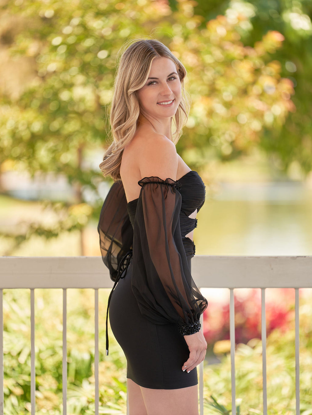 Gregorita | Vestido negro corto de fiesta con escote en forma de cerradura y mangas globo.