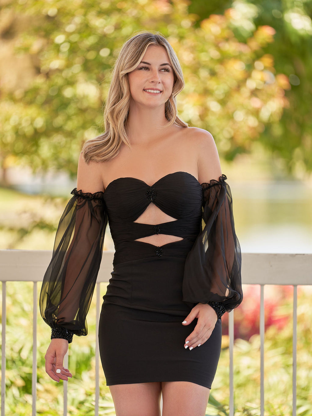 Gregorita | Vestido negro corto de fiesta con escote en forma de cerradura y mangas globo.