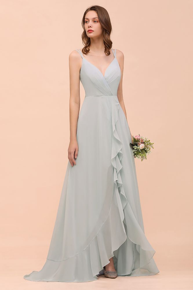 Vestido de dama de honor gris con escote en V espagueti y volantes para fiesta de boda en la playa